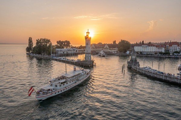 Oesterreich - das Schiff mit charmanten Salons!