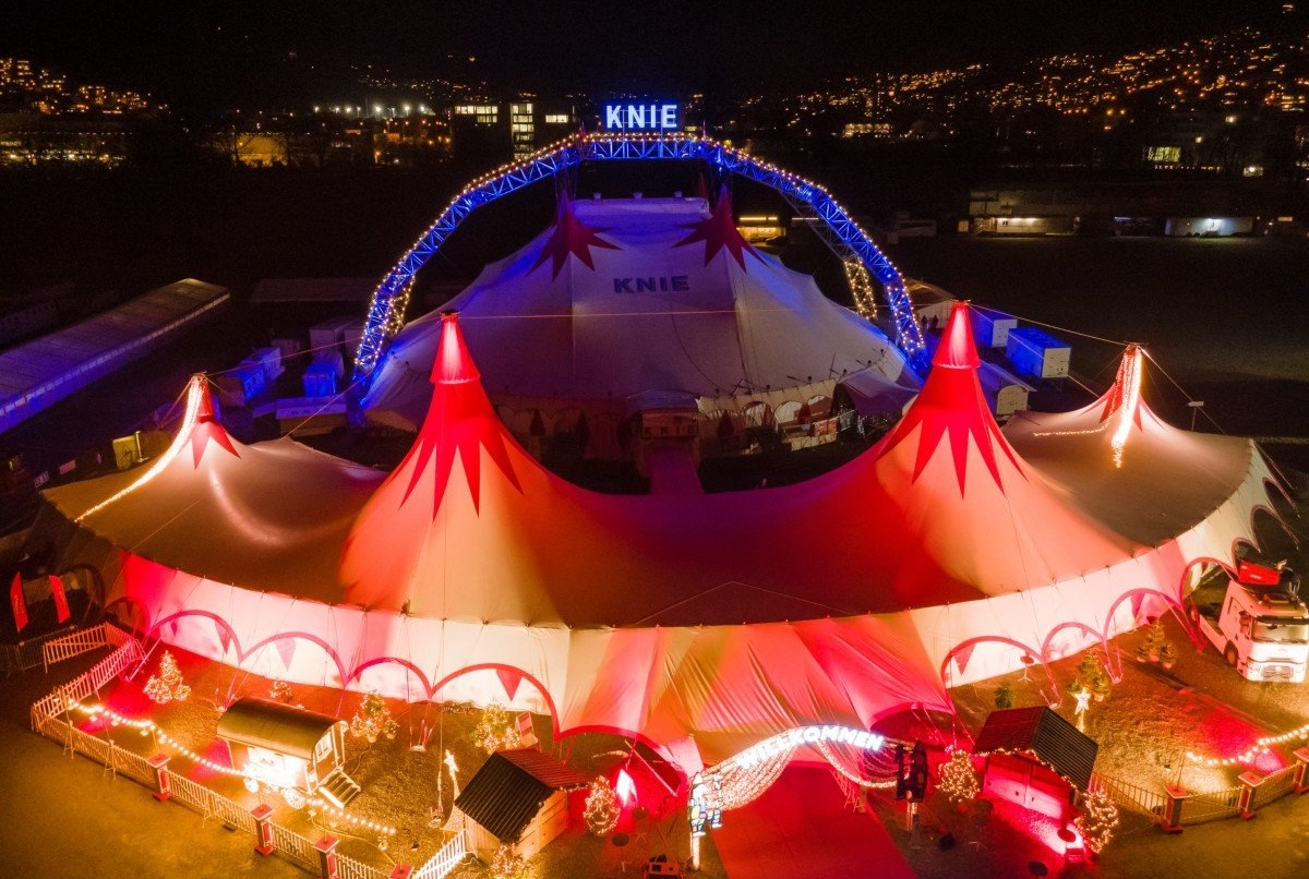 Circus Knie in Luzern mit Weihnachtsstimmung um das Zelt