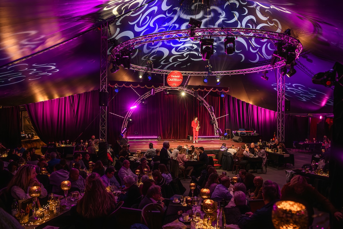 Dinnershow Varieté Castello im Zelt mit Gästen an den Tischen